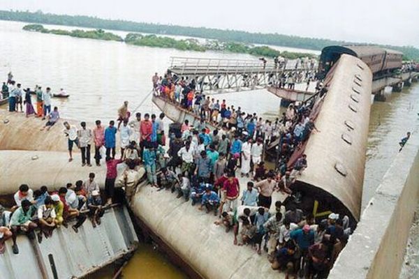 Kadalundi river disaster due to bridge collapse; 57 killed