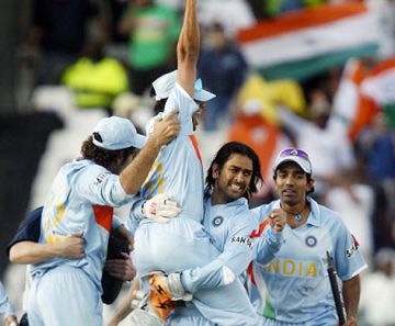 ms dhoni lifts world cup