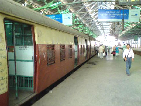 mumbai local train RUw5U 16613