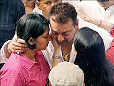 sanjay dutt with his sisters