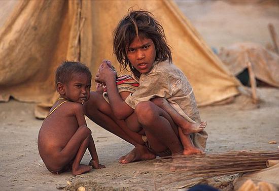 starving kids india child poverty Em139 6943