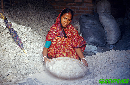 woman filtering asbestos into SCu4Y 35628
