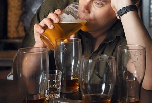 photolibrary_rm_photo_of_man_drinking_beer_at_bar