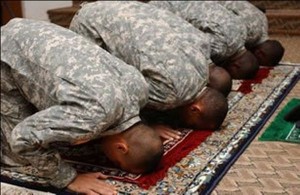 muslim_soldiers_pray