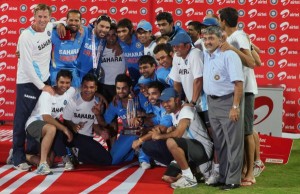 Indian_cricket_team_with_cup_