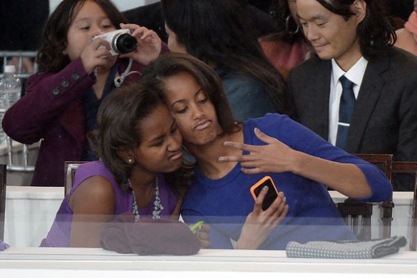 media-sasha-malia-obama-inauguration-selfie