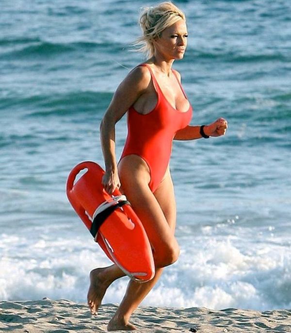 401801d1306752631-pamela-anderson-baywatch-movie-set-red-swimsuit-pamela-anderson-swimsuit-candids-baywatch-movie-set-09-e1347824331769