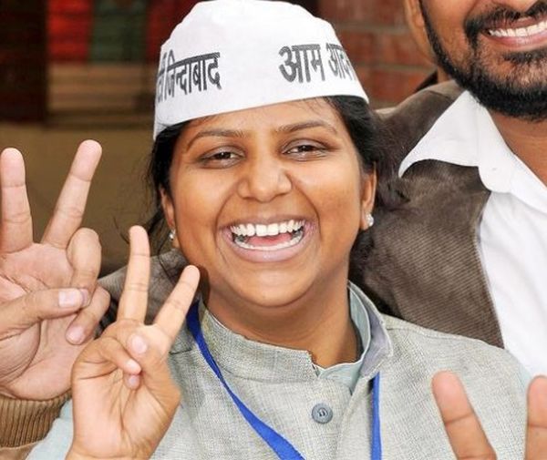 Rakhi_Birla_after_AAP_winning_28_seats_in_delhi_elections_2014-01-02_23-41