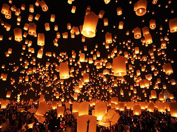 Chiang Mai, Thailand. 24th November 2012. Khom Loy Lanterns at the Yee Peng Sansai Floating Lantern Ceremony, part of the Loy Kratong celebrations in homage to Lord Buddha at Maejo, Chiang Mai, Thailand