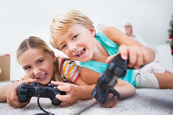kids playing on playstation