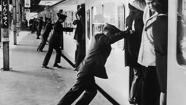 People-onto-train Pushers