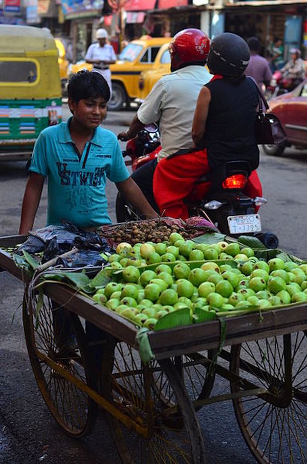 397px-Fruit_seller_in_Kolkata
