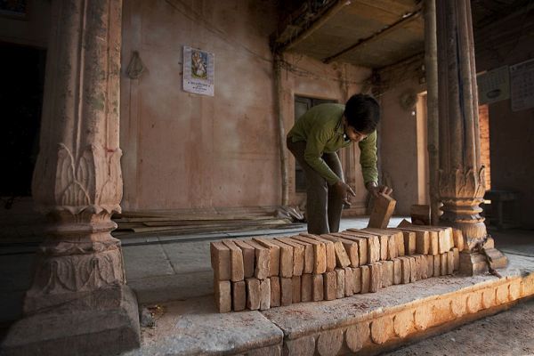 800px-India_-_Varanasi_bricks_-_1556