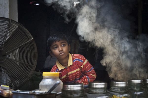 800px-India_-_Varanasi_kid,_smoke,_fan_-_0211