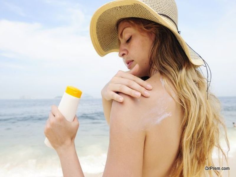 woman-using-sunscreen